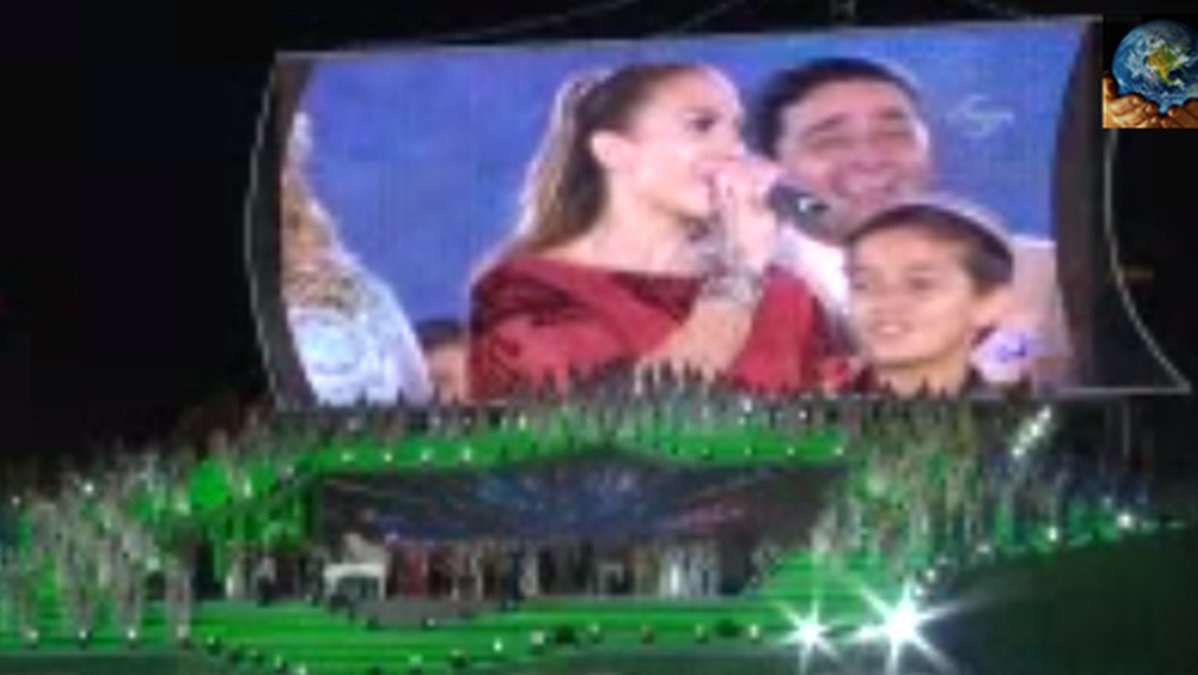 Här sjunger Jennifer Lopez "Ja må han leva" för diktatorn. 